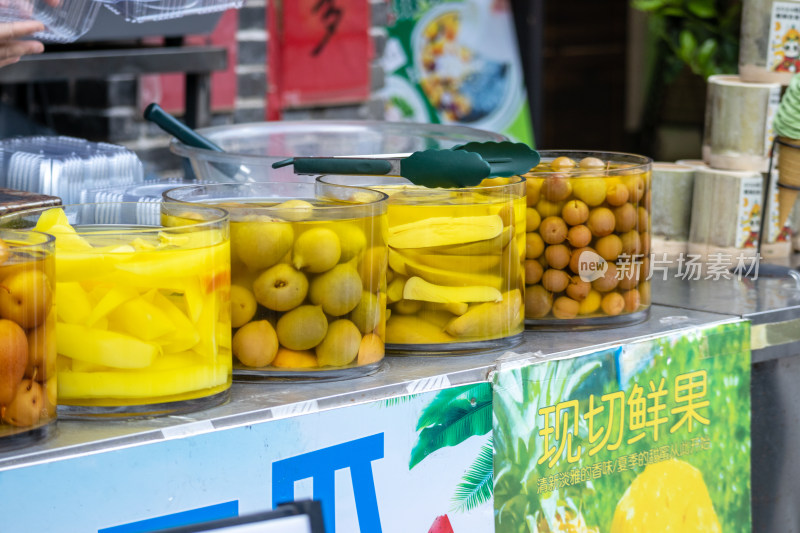 热门景区路边店铺摆放着腌制好的水果酸嘢