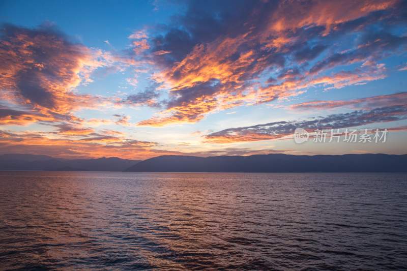 火烧云 湖面 海面 海报背景