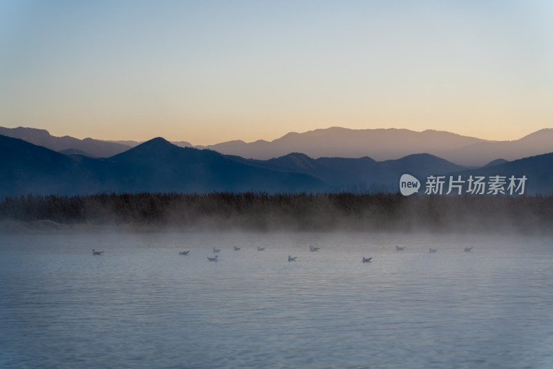 泸沽湖冬天唯美晨雾冬景