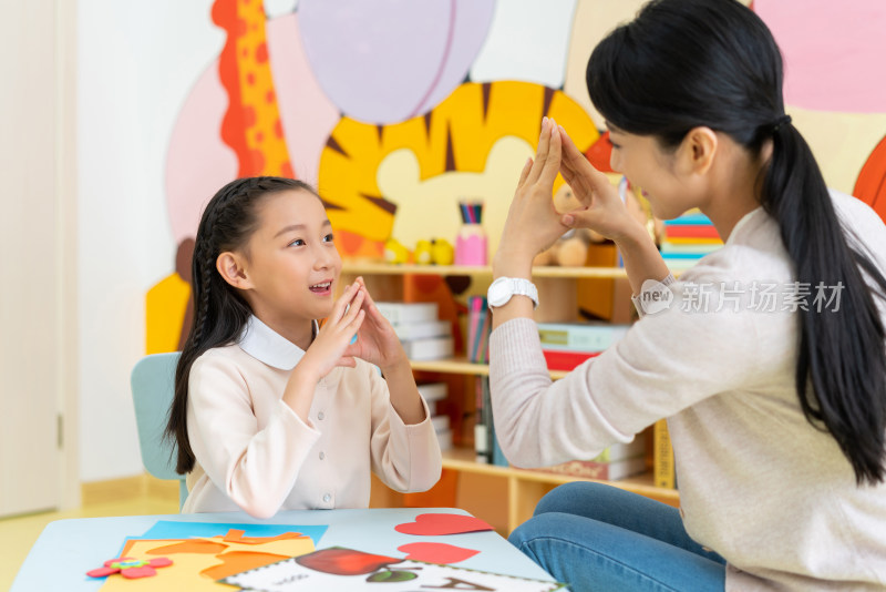 年轻女教师教授英语单词