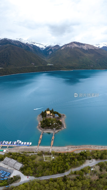 西藏林芝地区巴松错村庄神湖春色高空航拍