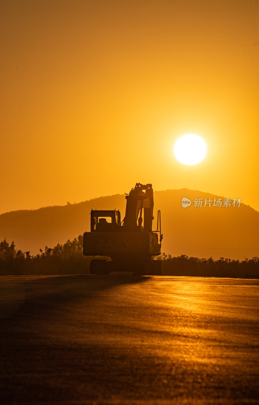 夕阳下道路上的景观