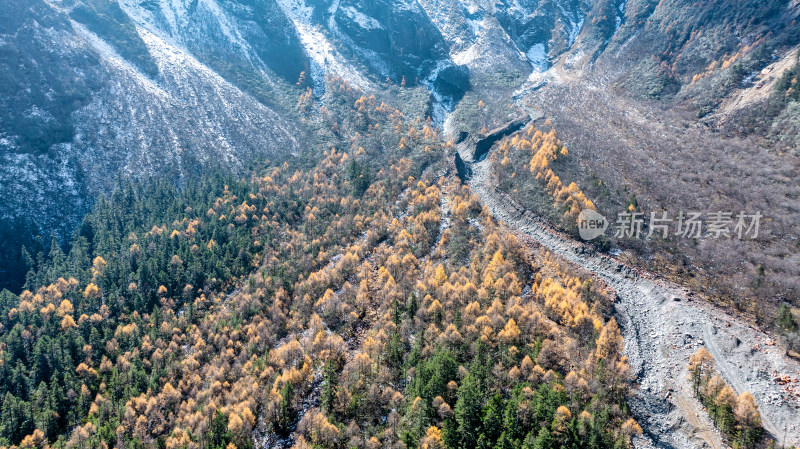 四川阿坝理小路的山区秋日风景