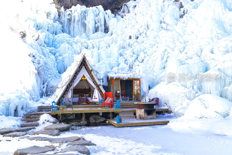 济南九如山冰瀑山间木屋冰雪景观