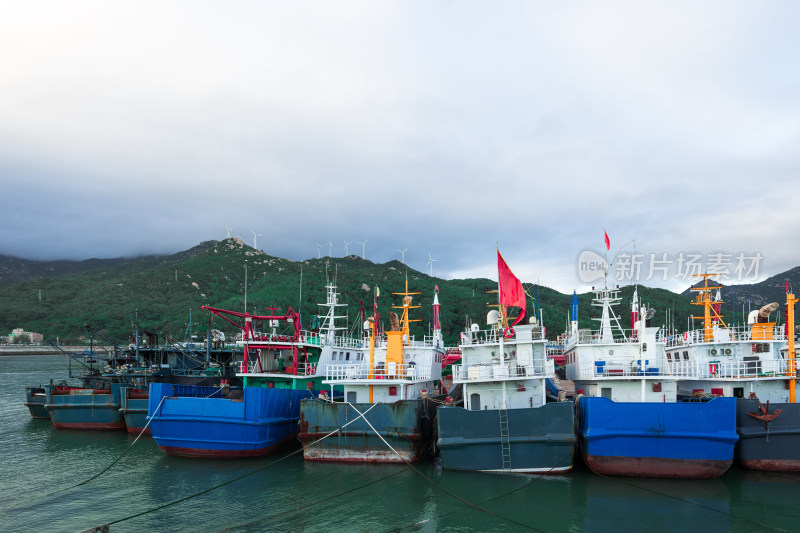 停靠着多艘渔船的海边码头风景