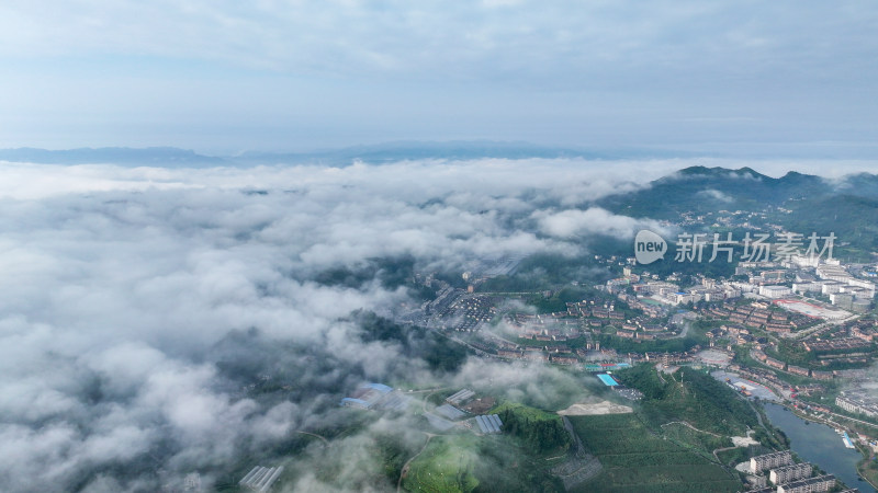 4k航拍晴隆阿妹戚托小镇 云雾缭绕小镇