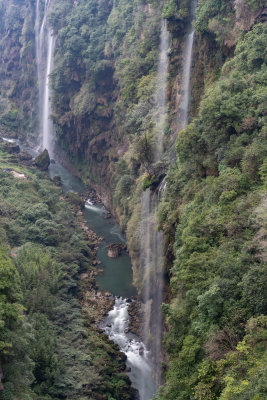 贵州黔西南布依族马岭河大峡谷山涧瀑布