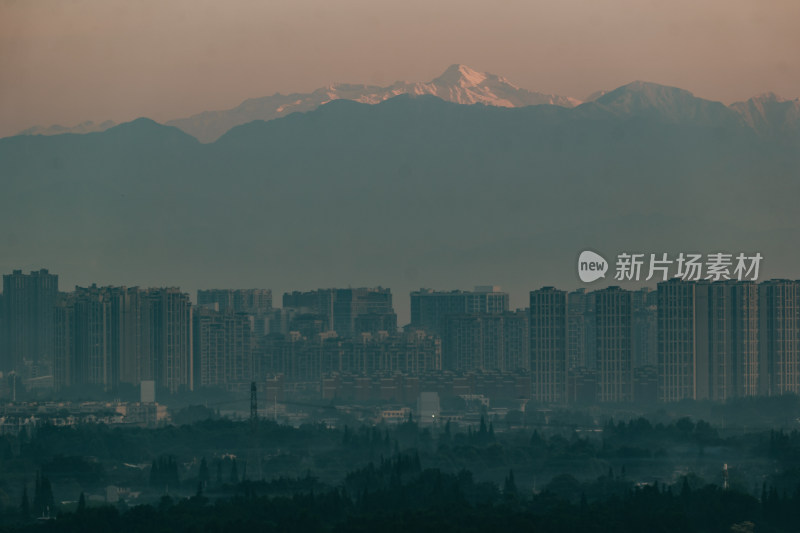 成都日出朝霞雪山城市