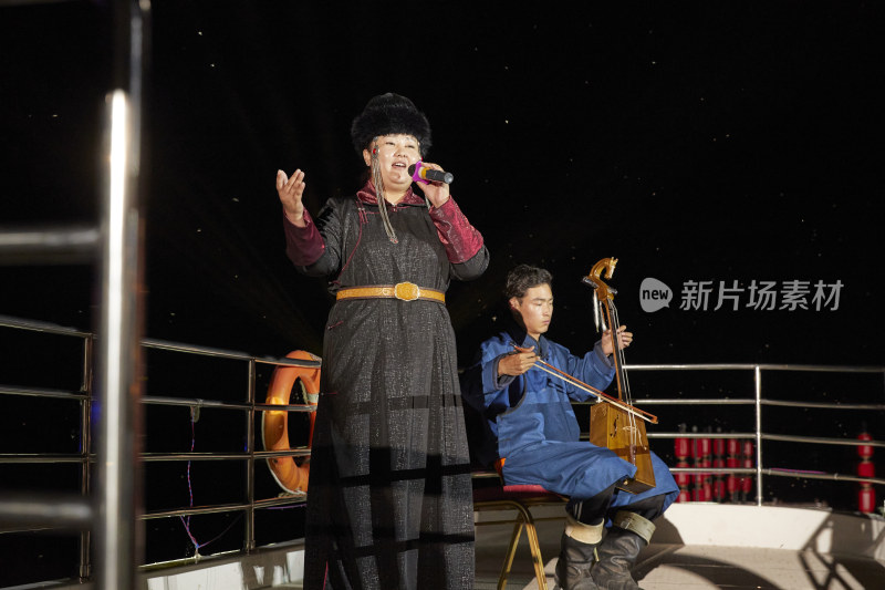 蒙古族婚礼上拉马头琴与演唱呼麦的演员