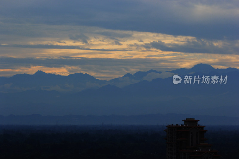 成都市温江区周边的远山雪山