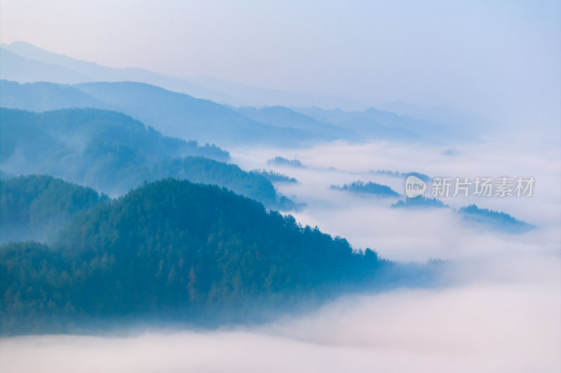 高山乡村云雾缭绕