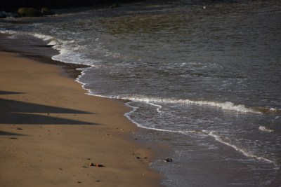 海边沙滩海浪拍打沙滩的自然景象