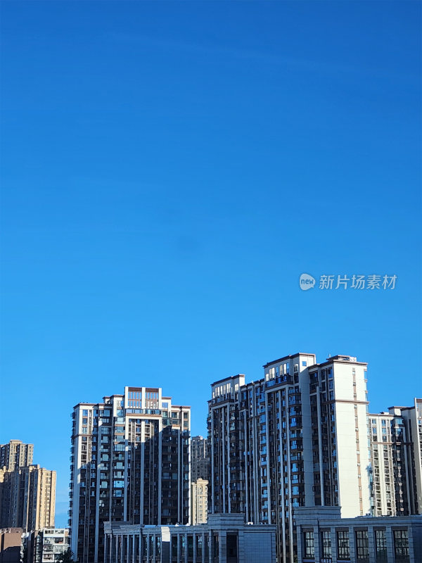 蓝天下的城市建筑