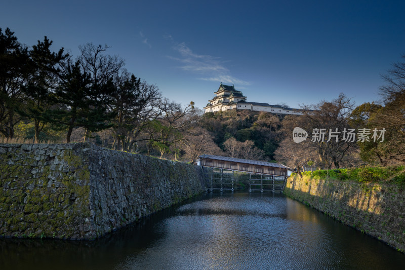 和歌山城古老城堡旁水道景观