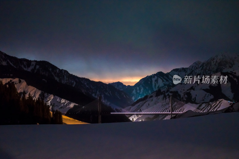 新疆果子沟大桥冬季雪景