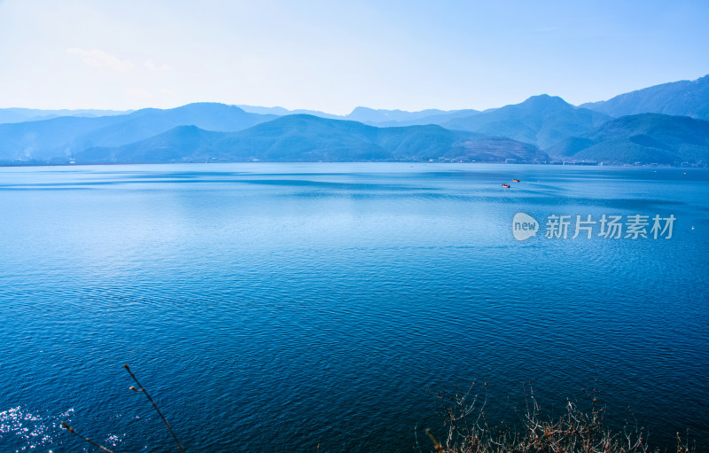 云南丽江泸沽湖山湖蓝天白云自然风光