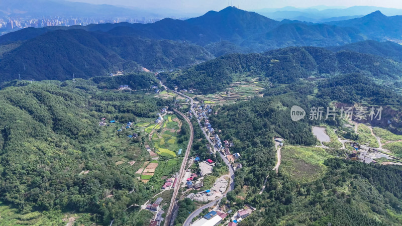 丘陵山川农田山脉航拍图