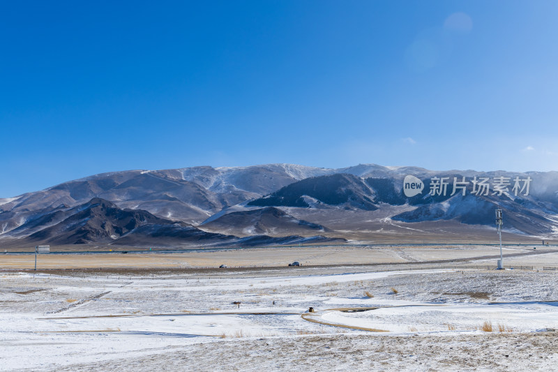 新疆冬季赛里木湖雪景雪山冰湖蓝冰日照金山