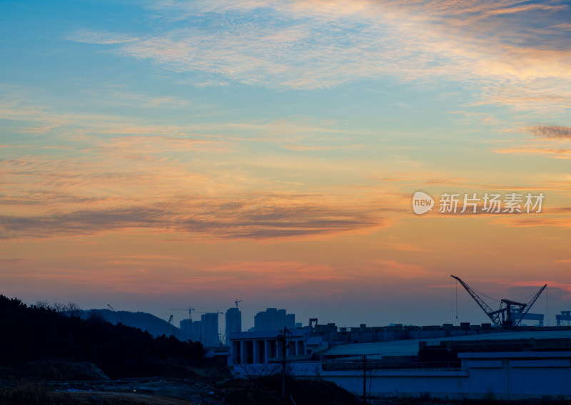 青岛凤凰岛的夕阳下的重工业基地