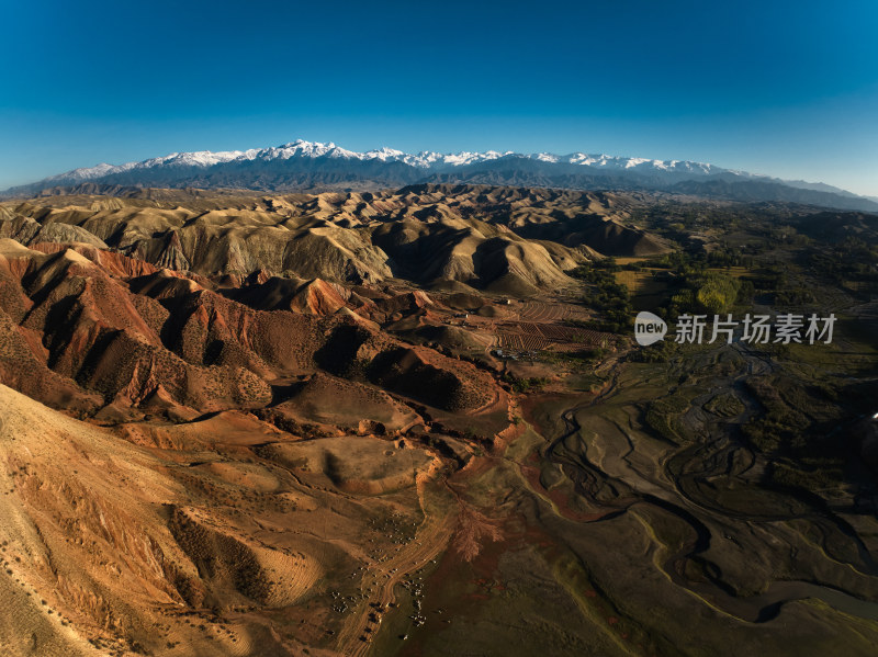 天山脚下的丹霞地貌