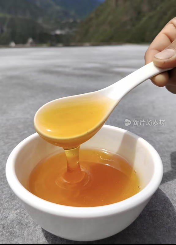 汤匙舀起碗中的蜂蜜