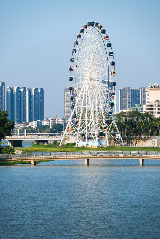 有摩天轮和高楼的城市河流景观