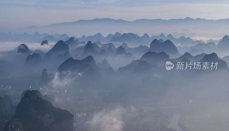 云雾缭绕的连绵山脉景观