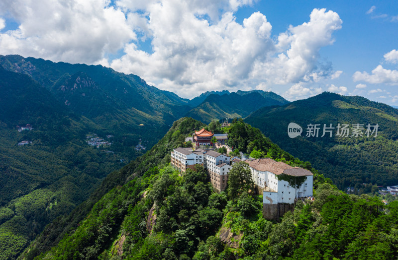 蓝天白云山顶房子九华山百岁宫大好河山