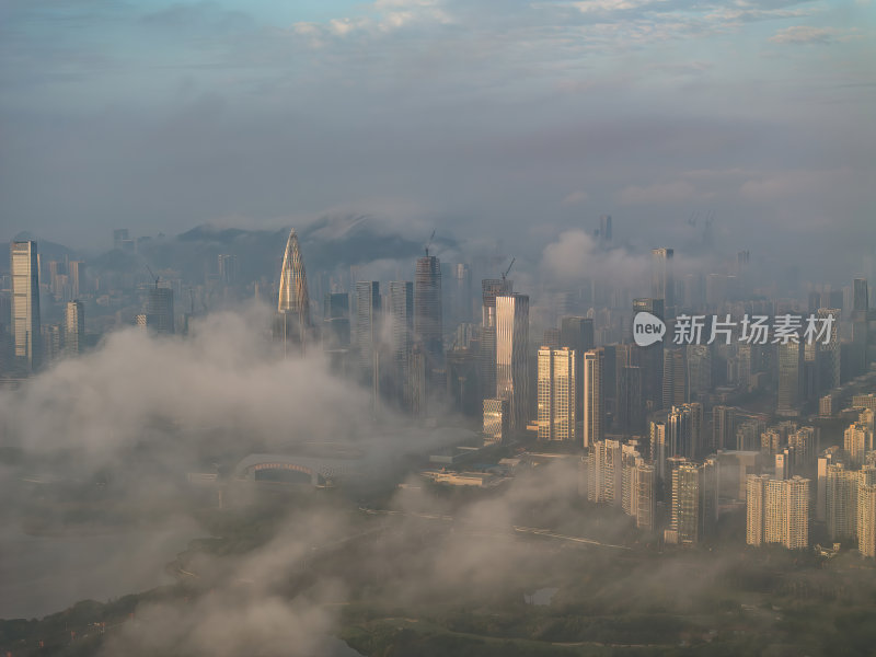 深圳福田CBD大湾区城市天际线上的薄雾