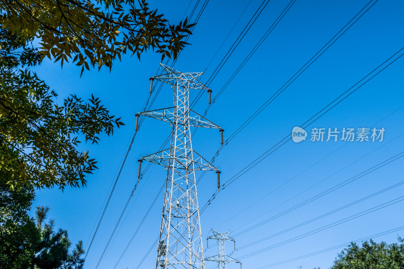 高电压输电线路铁塔