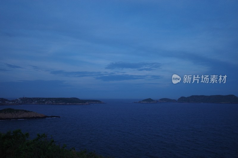 暮色下的海面及远方岛屿全景