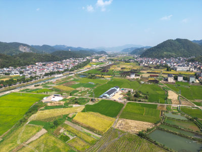 航拍蓝天白云下的青山河流村庄风光