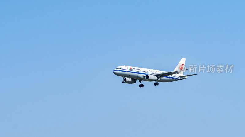 飞行中的民航客机