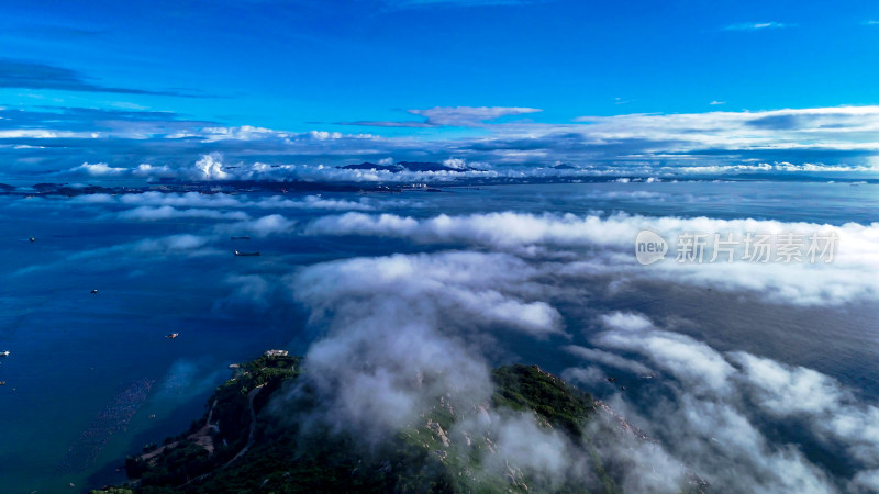 人间仙境海上大海海岛云雾缭绕航拍图