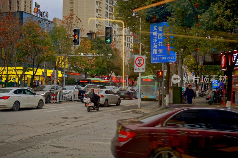 城市街道交通路口景象