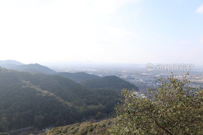 俯瞰山林与远处城市景观