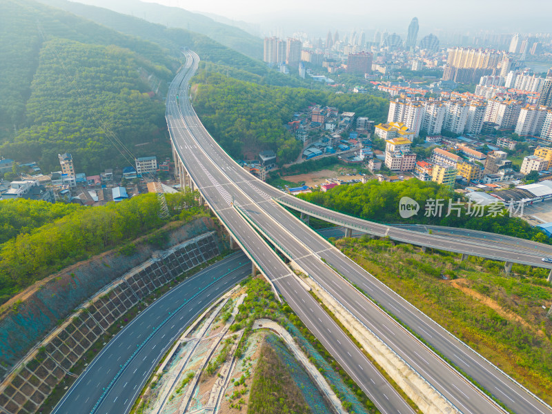 航拍景洪市城市天际线与高架桥交通