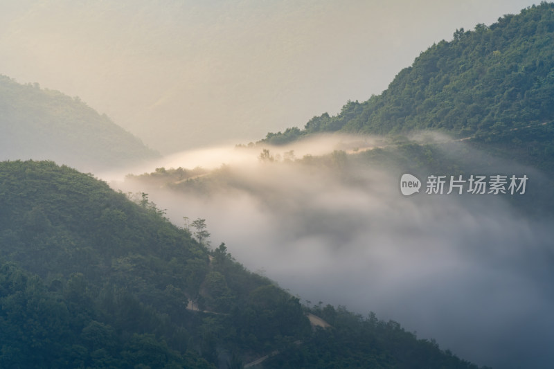 航拍山间流动的雾气