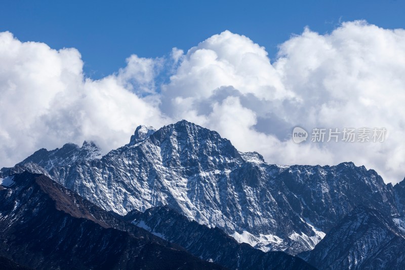 在巴郎山远眺四姑娘山