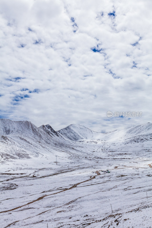 蓝天白云雪山风景