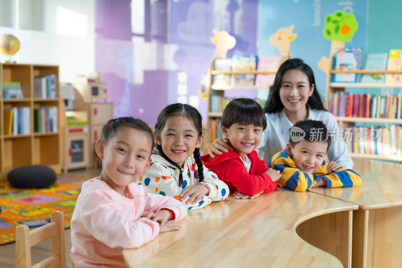 年轻女老师和学生在一起