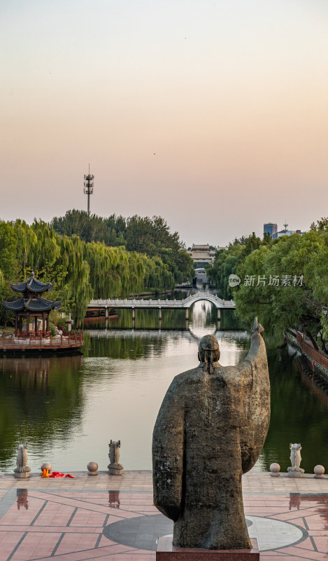 山东德州董子园风景区董仲舒塑像