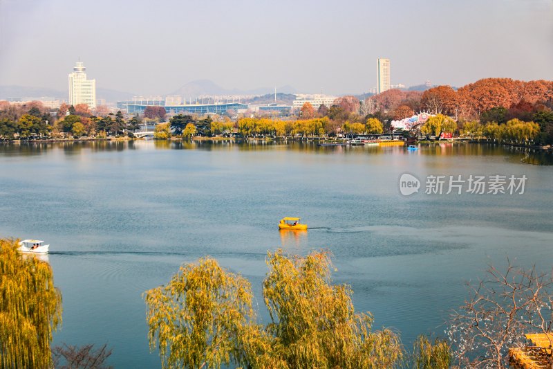 晴朗天空下的南京玄武湖公园