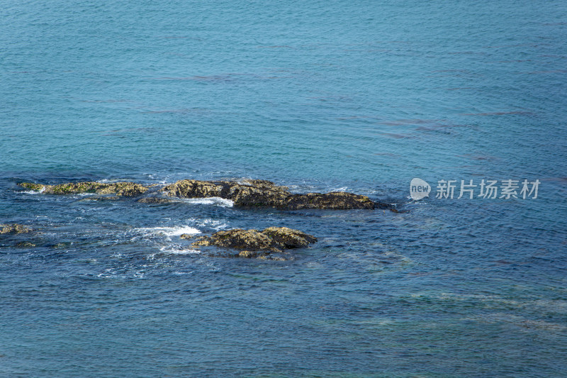 碧波荡漾的礁石海岸