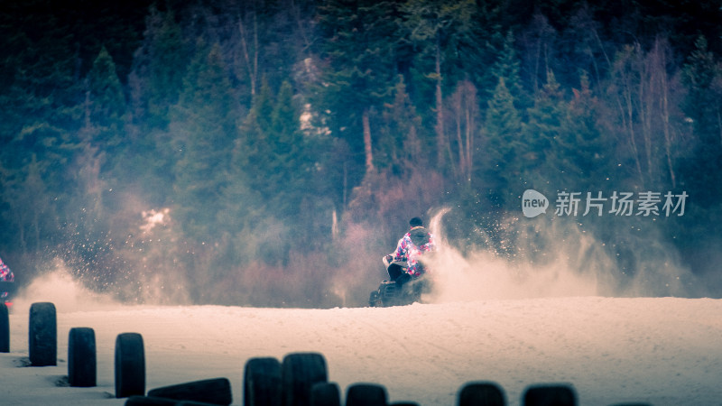 冬天雪地摩托车