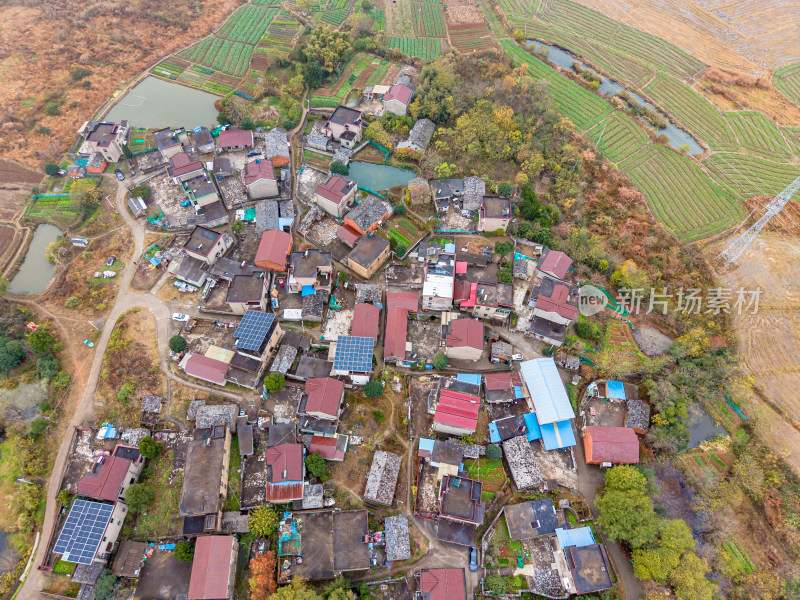 乡村农田与民居航拍景象