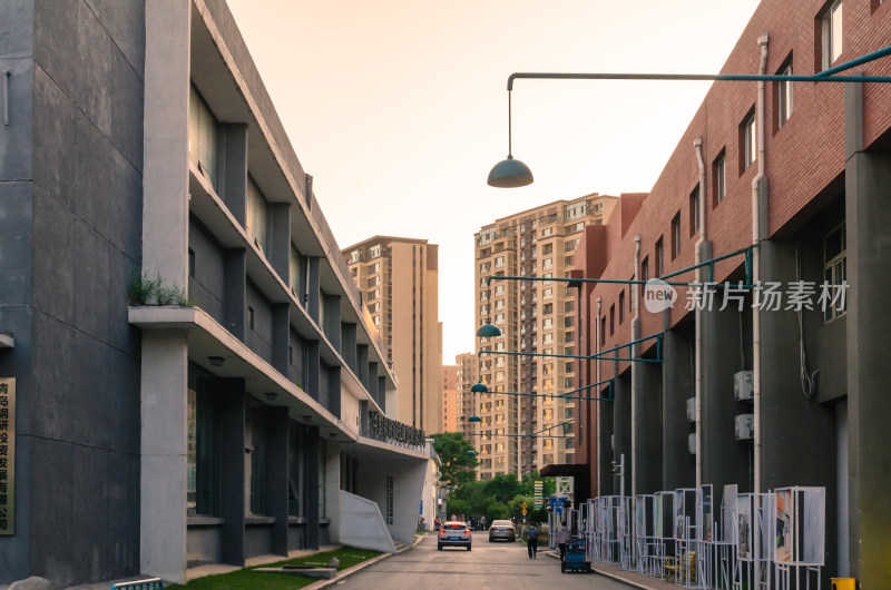 青岛纺织谷城市街道两旁建筑与街景