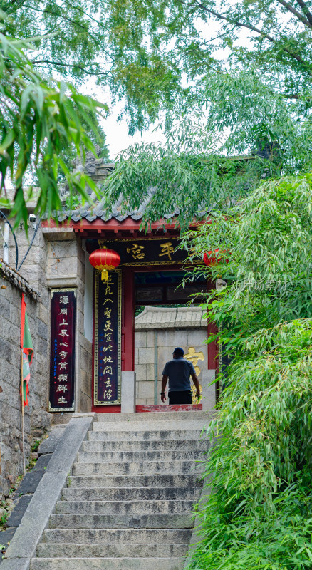 青岛崂山仰口景区，道观太平宫门口环境幽深