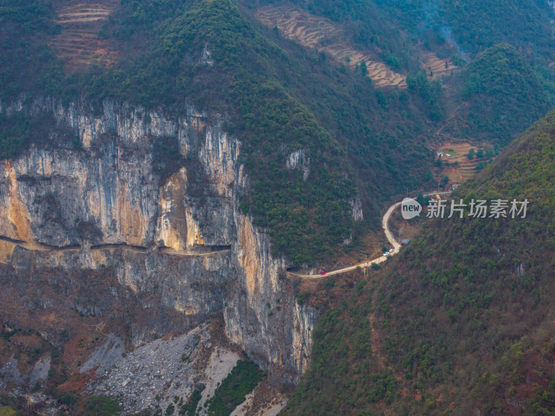 悬崖峭壁上的惊险道路