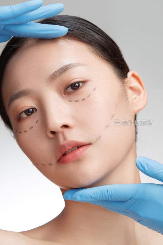 准备做面部提升的青年女人